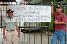 Warga Pasang Spanduk...