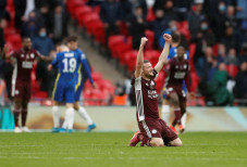 Leicester Rengkuh Trofi...