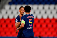 PSG Pesta Gol di Parc...