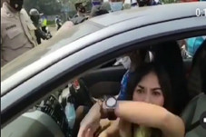 Wanita Berambut Pirang...