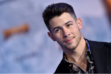 Nick Jonas Alami Cedera...