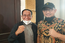 Unggah Foto Bareng Novel,...