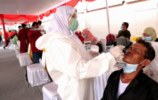 Anies Tinjau Swab Antigen...