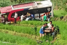 Bus Family Pastra Terjun...