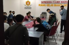 Terbangkan Balon Udara...
