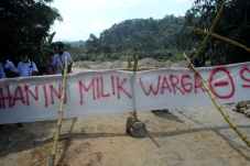 Tolak Dilintasi Truk...