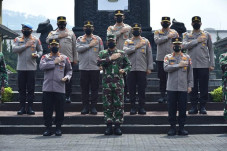 Kompak, Panglima dan...