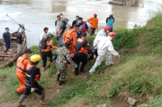 Terpeleset di Jembatan,...