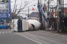 Diduga Sopir Mengantuk,...