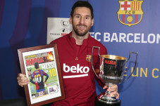 Messi Pertahankan El...