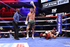 Josh Taylor Rebut Gelar...