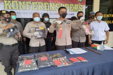 Acungkan Pedang Minta...