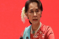 Suu Kyi Muncul Pertama...