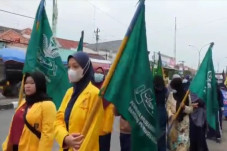 Lakukan Aksi Jalan Kaki,...