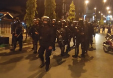 Pasukan Brimob Diterjunkan,...