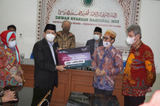 MUI Serahkan Bantuan...