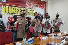 4 Kali Beraksi, Dua...