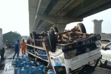 Macet, Truk Bermuatan...