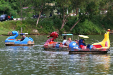 Asyik Berwisata, 5 Orang...