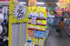 Pengunjung Hypermarket...