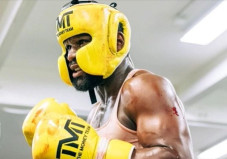 Floyd Mayweather Berlumuran...