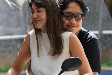 Luna Maya Dipeluk Mesra...