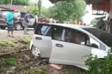 Mobil Mewah Seruduk...