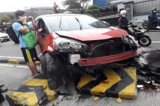 Toyota Sienta Tabrak...