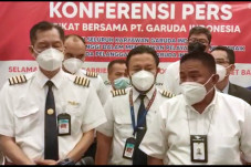 Karyawan Garuda Indonesia...
