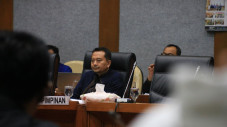 Ketua Komisi X : Guru...