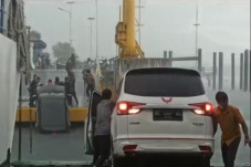 1 Mobil Terjun ke Danau...