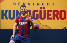 Aguero Resmi Bela Barcelona,...