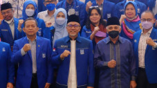 Tiga Tokoh Bertemu,...
