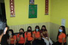 Curhat Terapis di Jakbar...