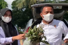 Polisi Bagi Gratis Daun...