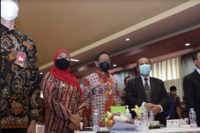 Gubernur Khofifah dan...