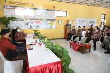 Melihat Cara Desa Nglinggi...