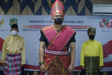 Kenakan Pakaian Adat...
