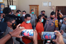 Wanita Cantik Ini Ajak...