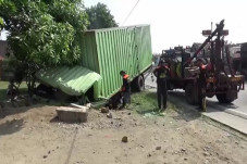Sopir Terjepit di Jalur...