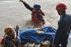 Jatuh di Jembatan Sungai...