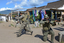 Latihan Perang Kota,...