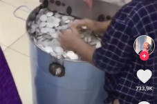 Video Anak Bongkar Celengan...