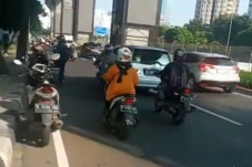 Pemotor Berjatuhan Tergelincir...