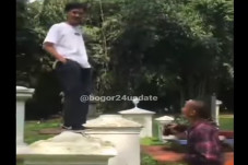 Viral! Aksi Pemuda Injak...