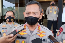 Kabur ke Hutan Bakau...