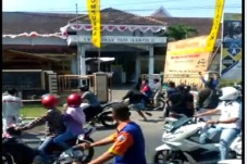Sekelompok Remaja Bermotor...