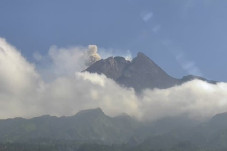 Merapi Masih Semburkan...