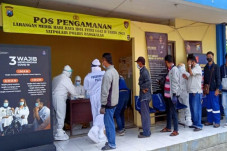 Hendak Menyeberang ke...