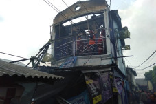Dua Bocah Bermain Korek...